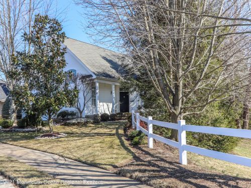 89 Iris Ct, Holmdel Village, NJ 07733-2904