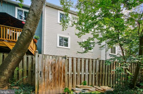 1576 Goldenrain Ct, Herndon VA  20190-4037 exterior