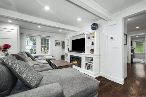 129 Grumman Ave, Norwalk CT  06851-2404 exterior