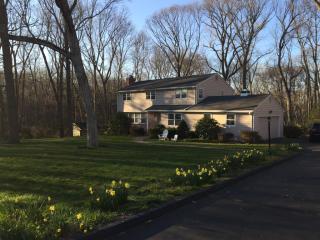 16 Knollwood Dr, Branford, CT 06405-3914