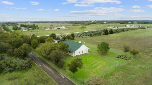 180 Youngs Pr Rd, Webberville TX 78621-5537 exterior