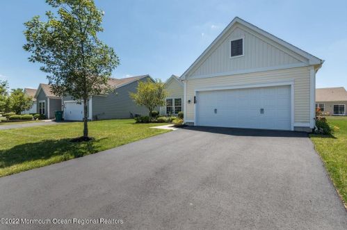 90 Aberdeen Ln, Lakehurst, NJ 08759-7307