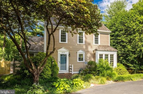 2079 Cobblestone Ln, Herndon, VA 20191-4039