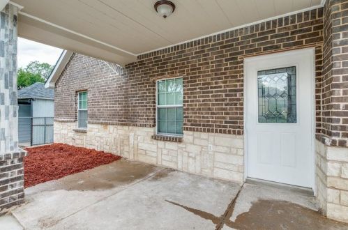 2504 Donalee St, Fort Worth TX  76105-4101 exterior