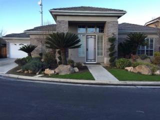 834 Mill Creek Dr, Fresno, CA 93720-2571