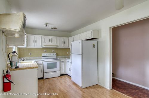 15 Bennington Ln, Lakehurst, NJ 08759-1668