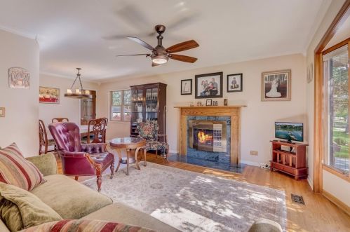 706 Wilshire Dr, Mount Prospect, IL 60056-2146