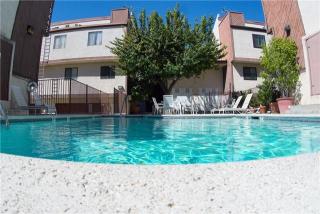 19444 Wyandotte St, Los Angeles CA  91335-3572 exterior