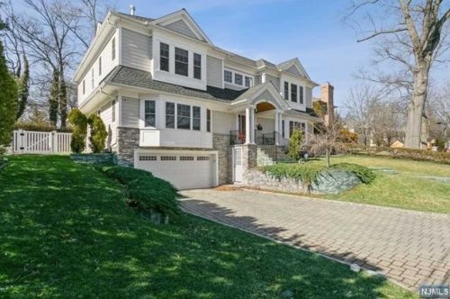 26 Heatherhill Rd, Cresskill, NJ 07626-1019