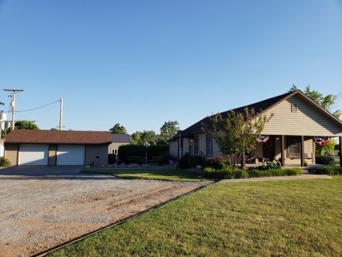 219 3rd St, Penalosa, KS 67035-8837