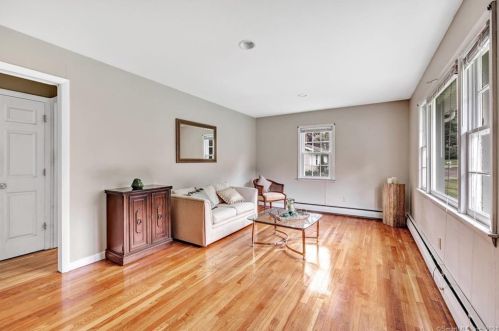 21 Greenwood Dr, Upper Stepney, CT 06468-1530