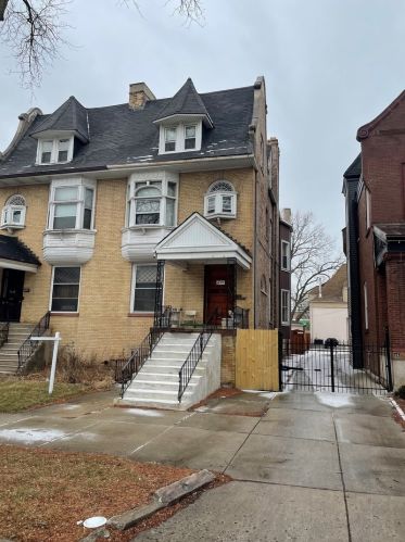 438 Oakwood Blvd, Chicago, IL 60653-2304