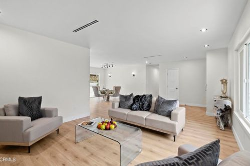 3579 Pontiac St, Glendale CA  91214-1822 exterior