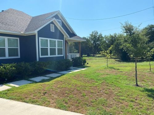 606 1st St, Uhland TX  78640 exterior