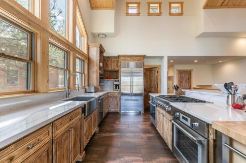 196 Basque Dr, Truckee CA  96161-3917 exterior