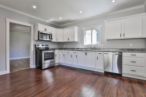 55 Cottage St, Laconia, NH 03246-3822