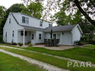 306 5th St, Lake Of The Woods, IL 61525-8036