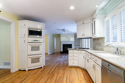 1543 Knob Hl Dr, Atlanta GA  30329-3208 exterior
