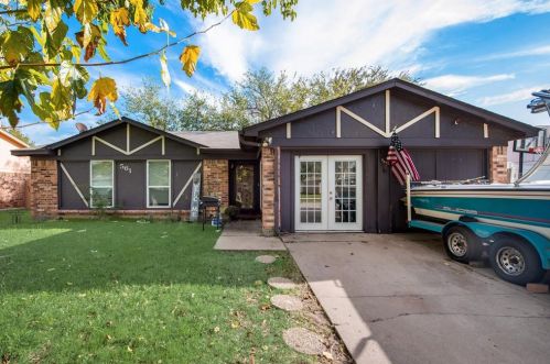 561 Edwards Dr, Fort Worth, TX 76179-1105