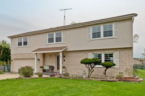 1711 Polo Club Ct, Glendale Heights, IL 60139-2134