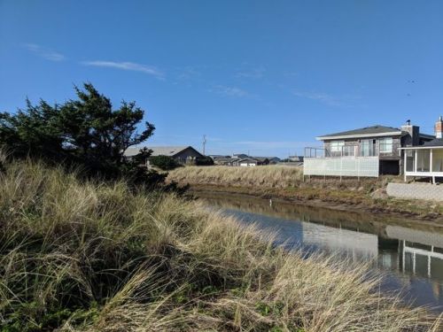 1977 Admiralty Cir, Waldport OR  97394-9618 exterior