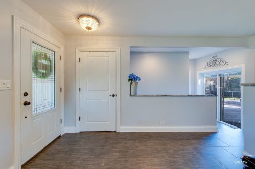 1703 Myrtle Dr, Mount Prospect, IL 60056-3552