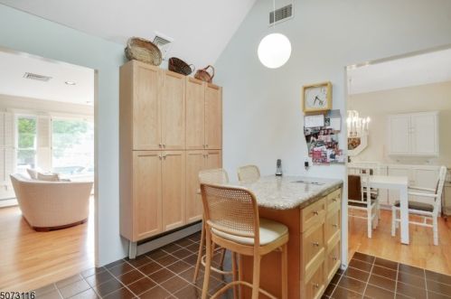 28 Windsor Pl, Cranford, NJ 07016-2028