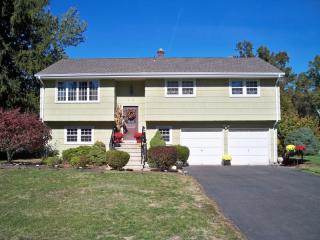 28 Stonewyck Dr, Millstone, NJ 08844-2614