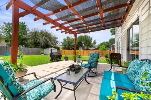 851 Brandi Cir, Uhland TX 78640-5340 exterior