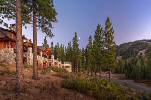 8207 Fallen Leaf Way, Truckee CA  96161-4273 exterior