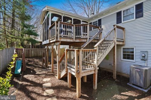 10121 Schoolhouse Woods Ct, Springfield VA  22015-2725 exterior
