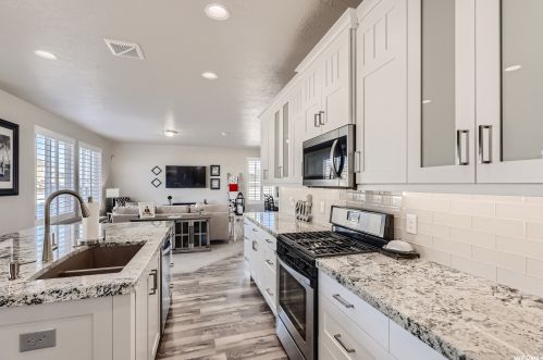 6544 Hvn Maple Dr, Taylorsville UT 84081-4162 exterior