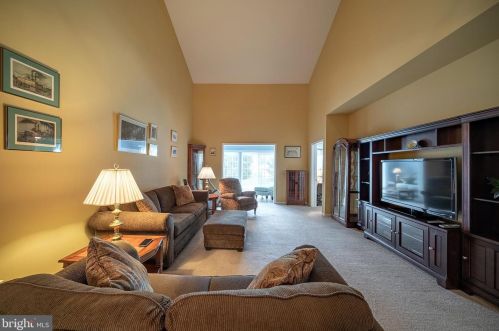 232 Sparrow Dr, Trenton NJ 08690-2461 exterior