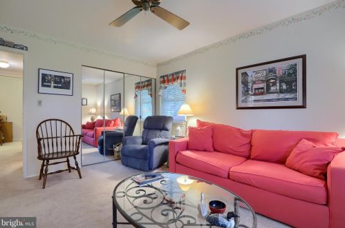 185 Valleybrook Dr, Lancaster PA  17601-4620 exterior