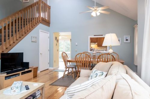 76 Quannacut Rd, Westerly, RI 02891-4047