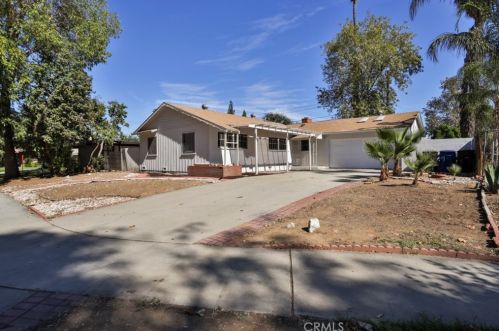6736 Catalina Dr, Riverside, CA 92504-1815