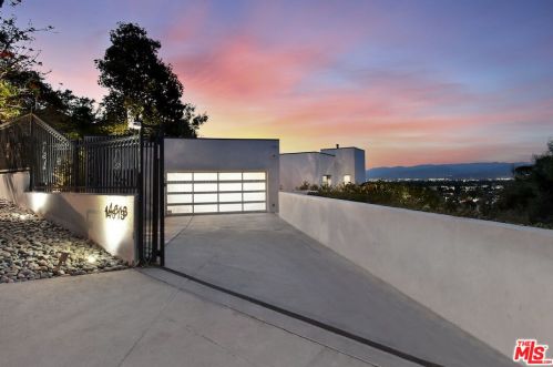 14613 Round Valley Dr, Van Nuys, CA 91403-4633