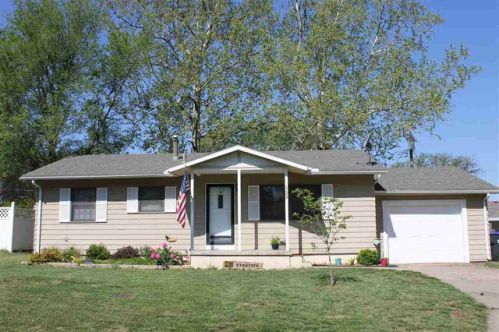 105 Hemlock Ln, Newton, KS 67114-4355