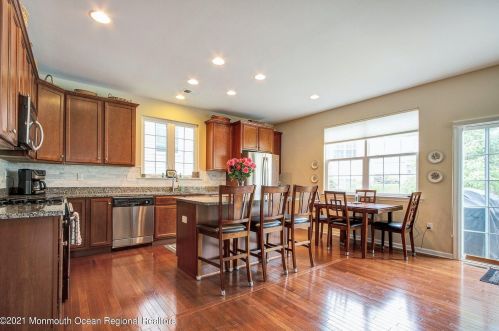 9 Feakes Dr, Atlantic Highlands, NJ 07716-4015
