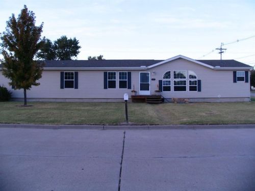552 6th St, Hoisington, KS 67544-2128
