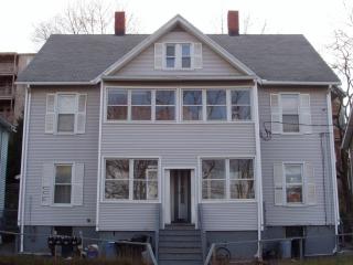 18 Hull St, Huntington CT  06484-3325 exterior