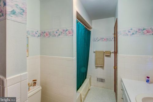 11 Cavalier Dr, Trenton NJ  08619-1357 exterior