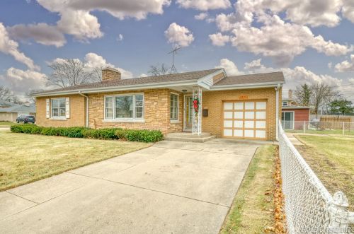 8844 Mango Ave, Morton Grove, IL 60053-2538