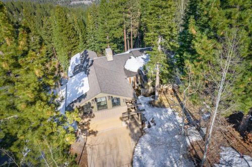 1721 Grouse Rdg, Truckee CA  96161-4033 exterior