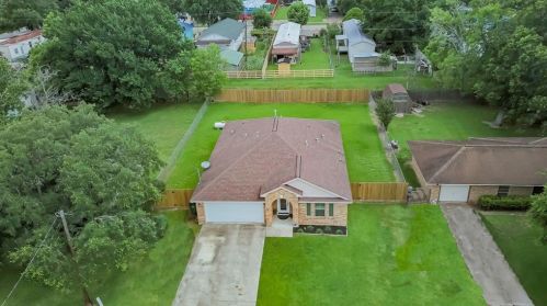 1209 Fair Dr, Angleton TX 77515-9327 exterior