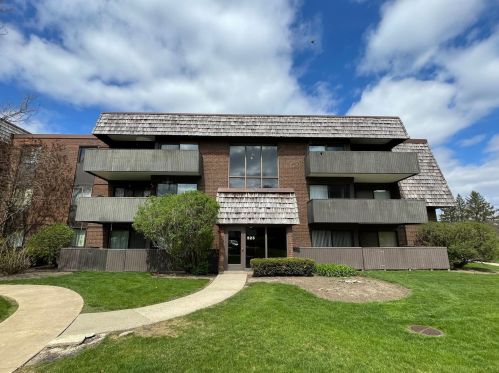523 Timber Ridge Dr, Carol Stream, IL 60188-2827