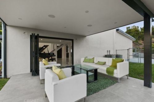 2434 Delisle Ct, Glendale CA  91208-2210 exterior