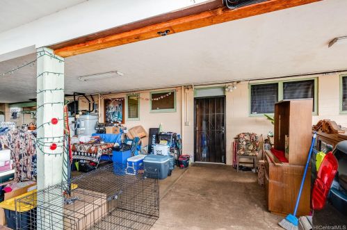 1561 Meyers St, Honolulu HI  96819-2514 exterior