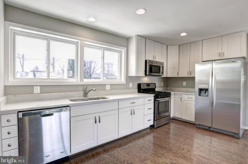 7412 Hogarth St, Springfield, VA 22151-2913