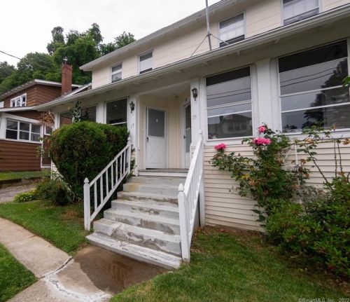17 Monroe St, Huntington CT  06484-6031 exterior